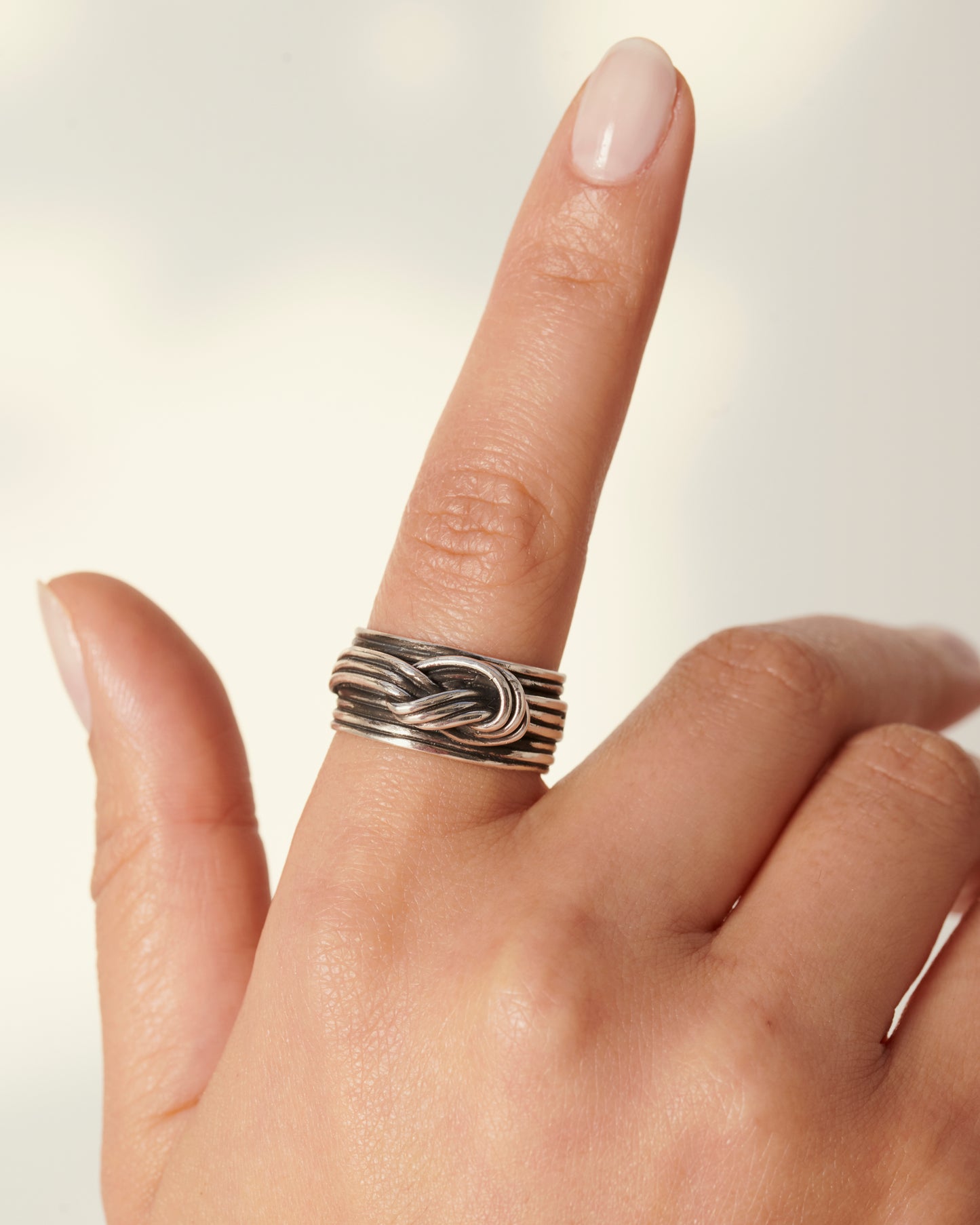 Anello fascia con nodo argento