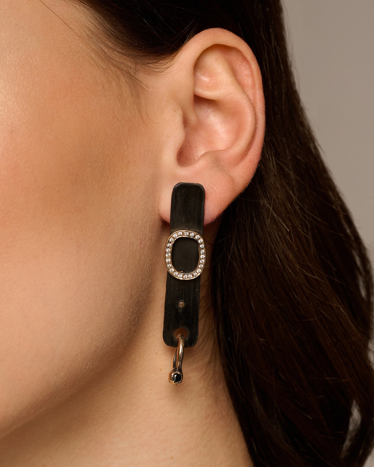 Orecchini rectangle jfk black bronzo e zirconi