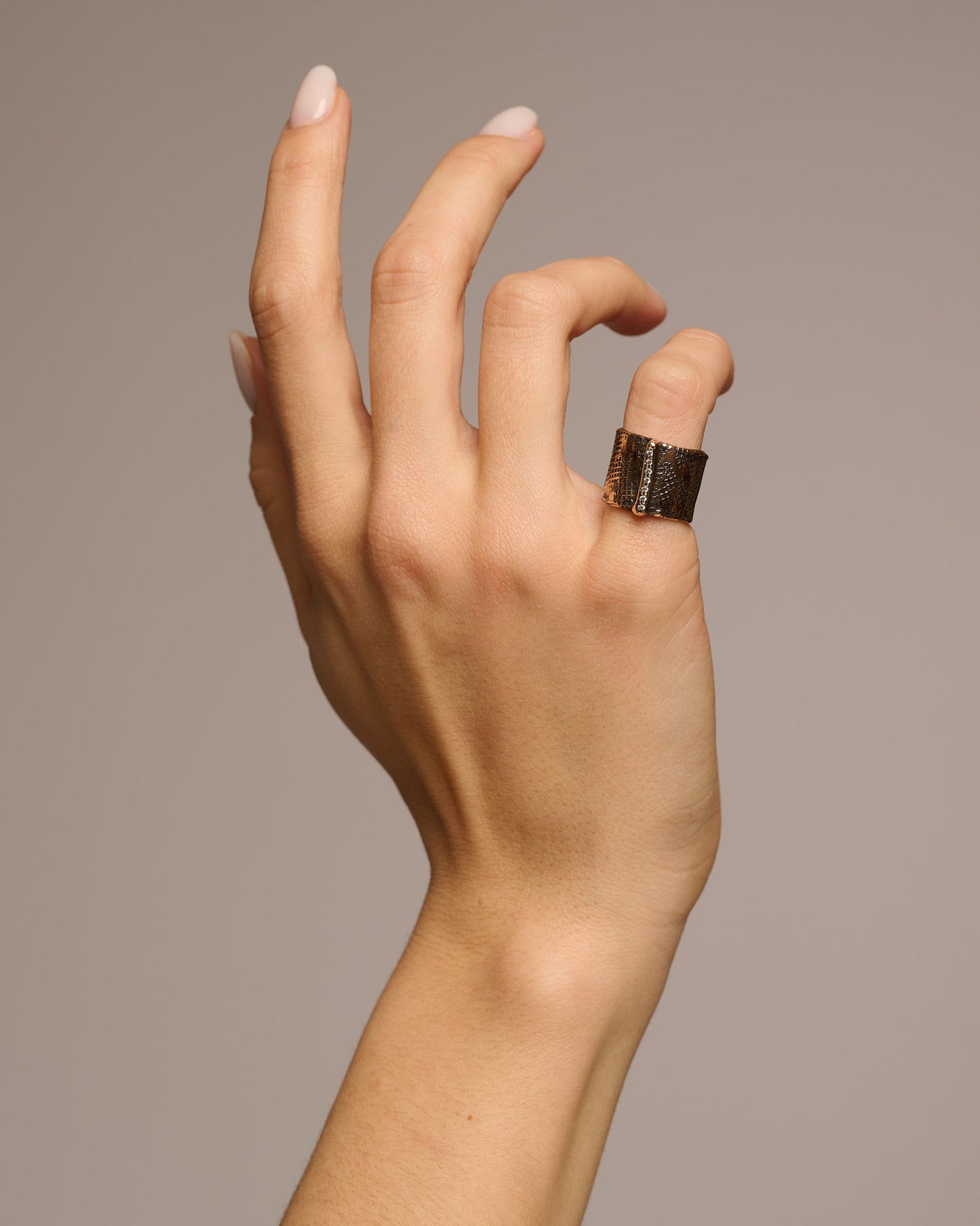 Anello texture JFK bronzo e zirconi