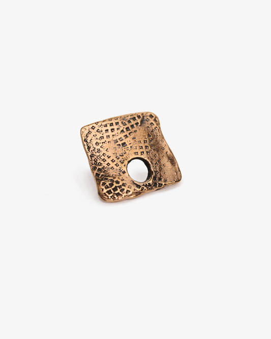 Orecchino quadrato texture jfk bronzo