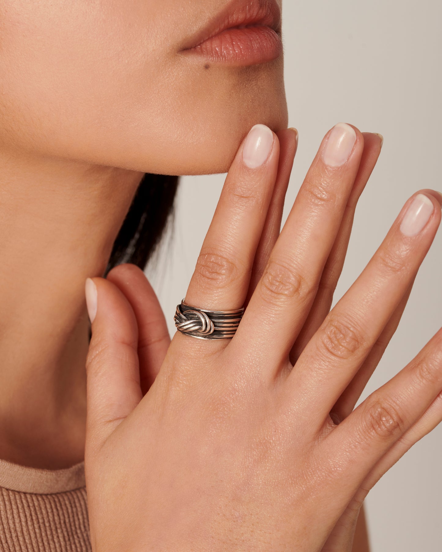 Anello fascia con nodo argento