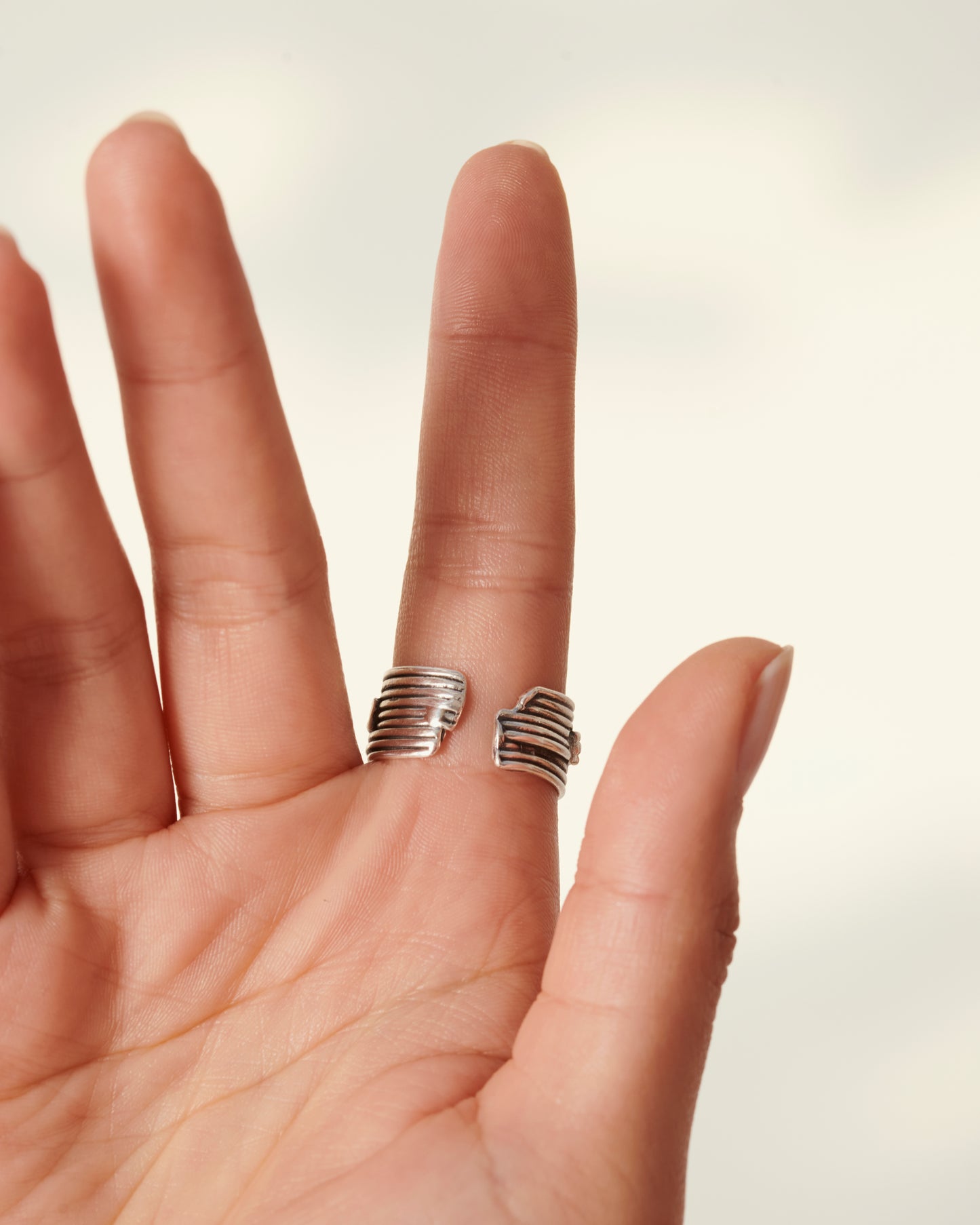 Anello fascia con nodo argento